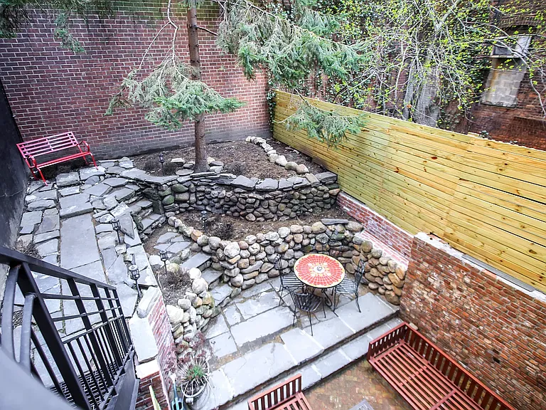 206 E 20th St #TOWNHOUSE — Photo 2