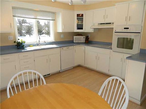 4th image of 51 Saint James Dr