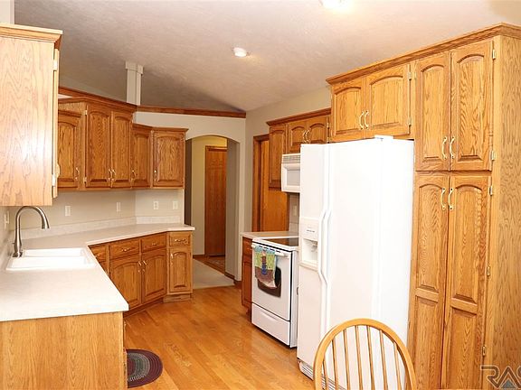 4th image of 131 W Doral Ct