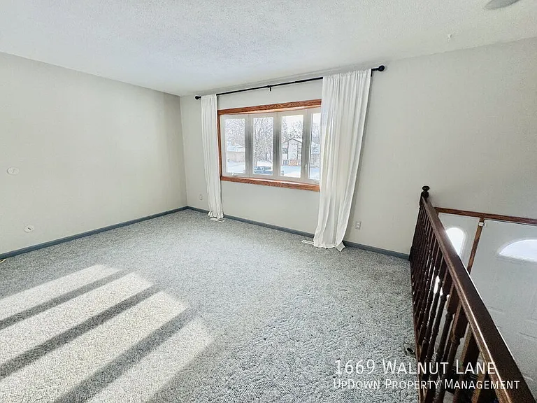 1669 Walnut Ln — Photo 7