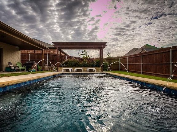 3rd image of 216 Parkview Dr