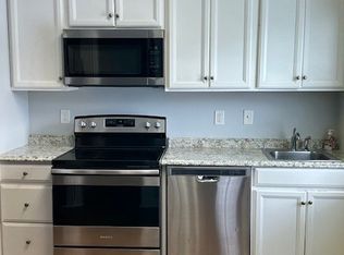 208 E Caroline St, Fenton, MI 48430