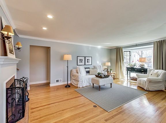 3rd image of 275 E Crescent Ave