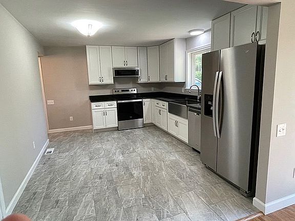 3rd image of 6 Glen Cove Dr