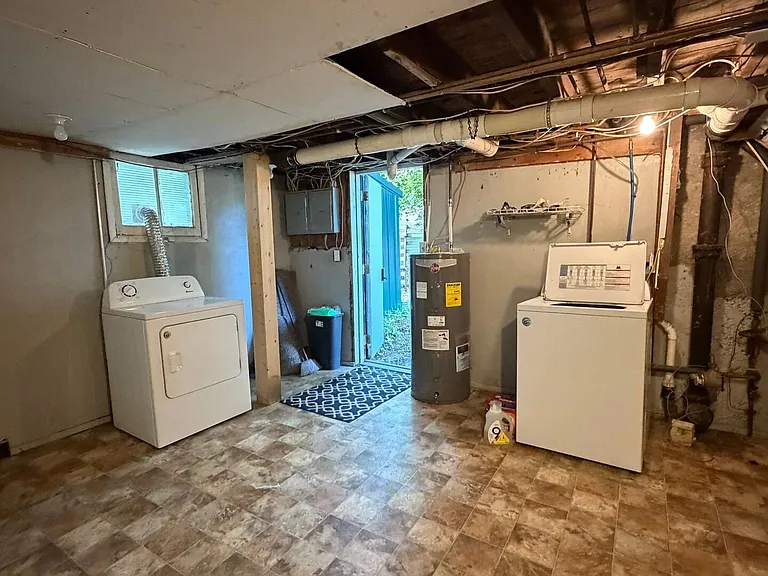 810 E Division St — Photo 21
