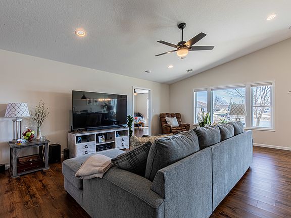 4th image of 220 Justice Ln