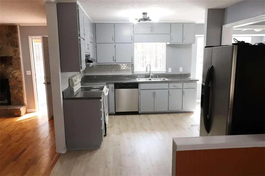 4 bed, 2.0 bath, 2062 sqft, $2,200 — Photo 1