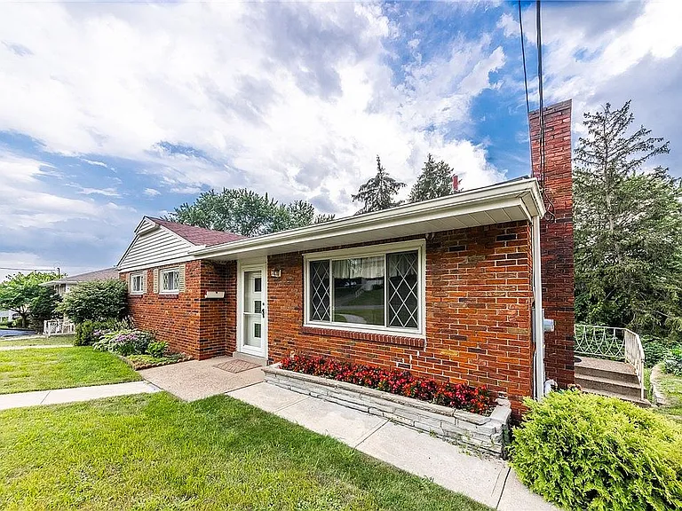 4782 Beall Dr — Photo 2