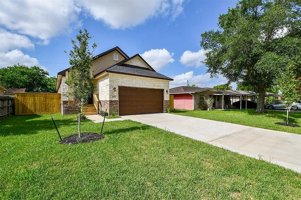 3 bed, 2.0 bath, 1705 sqft, $2,300 — Photo 1