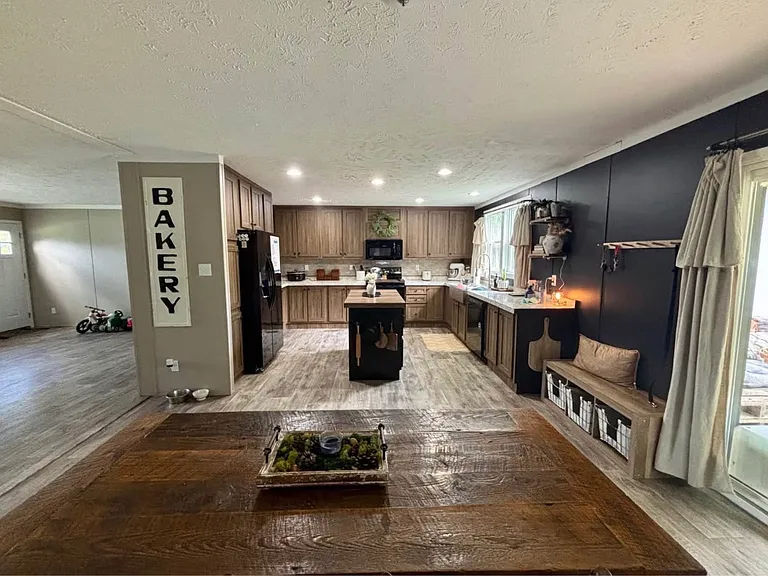 124 Kathy Ln — Photo 3