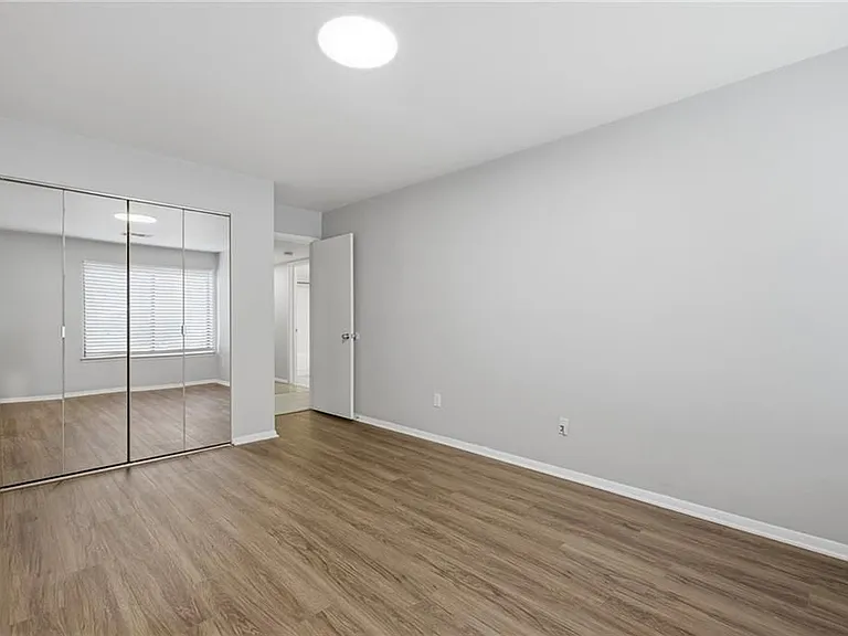 2183 Surrey Ct — Photo 24