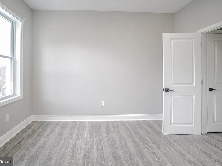 1535 W Seltzer St — Photo 32