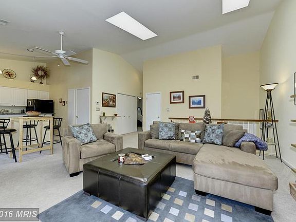 Living Room (2 of 2)