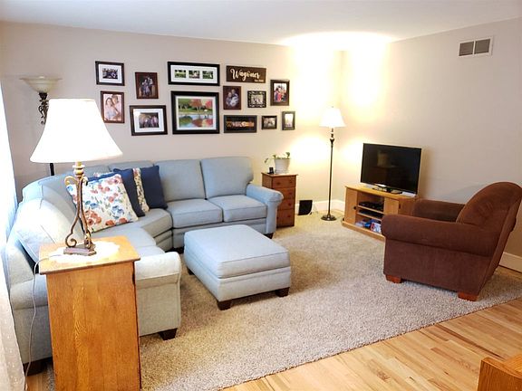 3rd image of 52155 Woodridge Dr