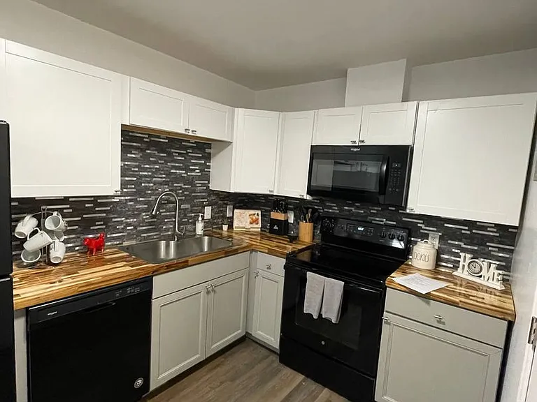 3 Bedroom 2 Bathroom Townhome — Photo 17
