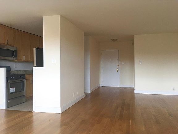 5th image of 100 Riverdale Ave