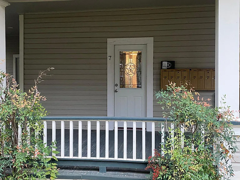 527 W San Antonio St #7 — Photo 4