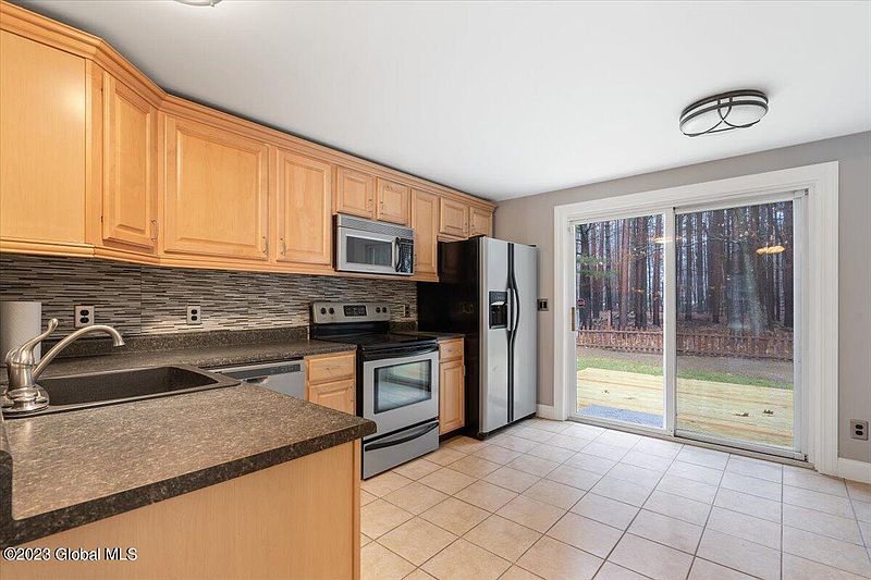 5th image of 128 Arrow Wood Place