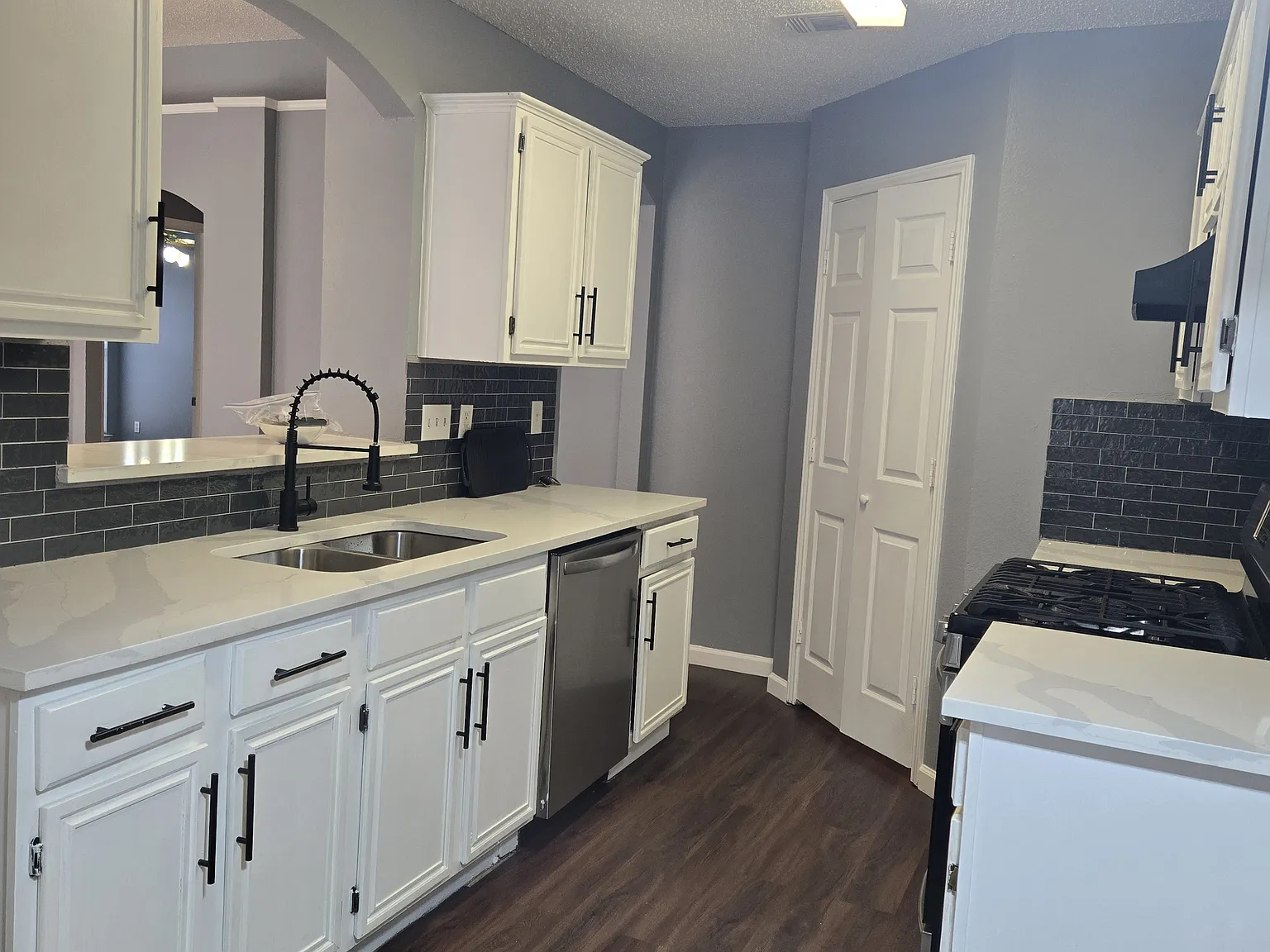 3 bed, 1353 sqft, $2,199 — Photo 2