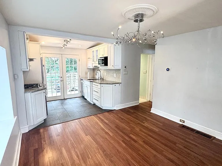 150 E Hartwell Ln — Photo 4