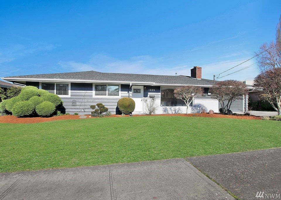 Welcome home to this 4 bedroom rambler with large BONUS ROOM! 