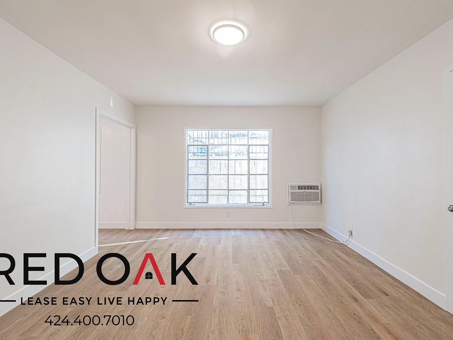Light-filled Studio with Stainless Steel Appliances, Air Conditioning, On-Site Laundry and Parkin... — Photo 1