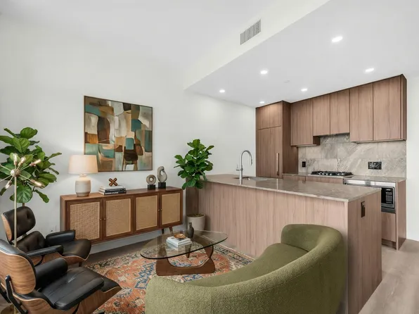 626 Claremont St #1608, Coquitlam, BC V3J 3T4