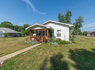 15524 S Moore St, Sesser, IL 62884