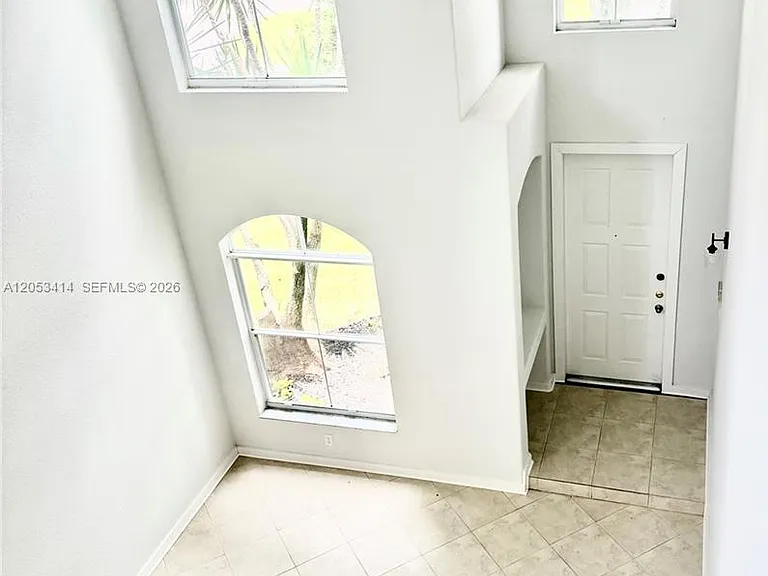 4946 SW 38th Way — Photo 3