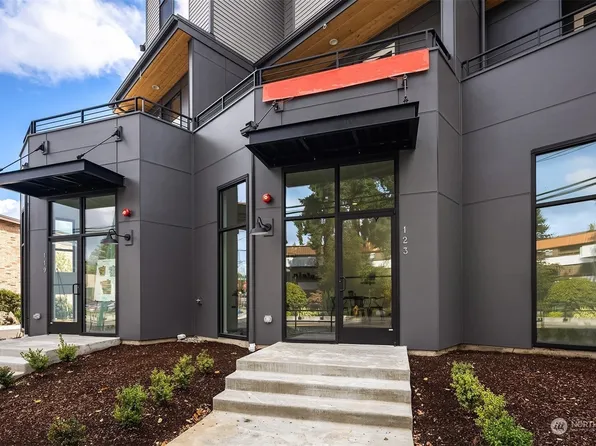 125 1st Place SW #2, Normandy Park, WA 98166