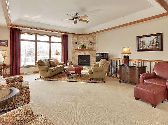 Living room with tray ceiling