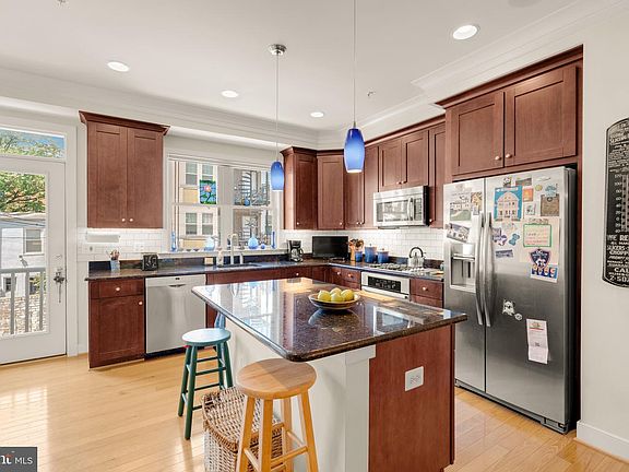 5th image of 1011 3rd Pl SE