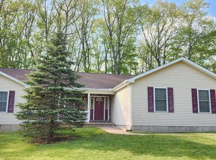 203 Sutton Pl, Pocono Summit, PA 18346