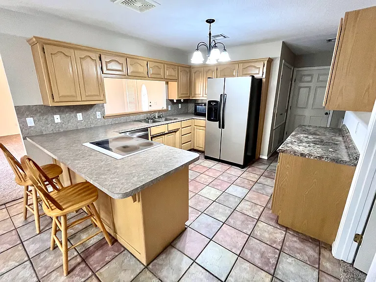 196 Aster St — Photo 2