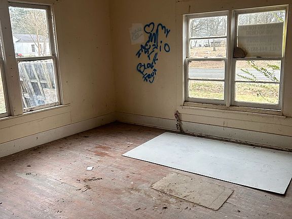 2nd image of 913 S Elm St