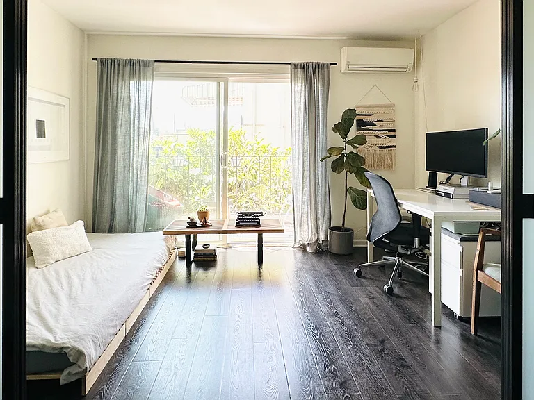 Flex room (bedroom / office / yoga / kid's room)