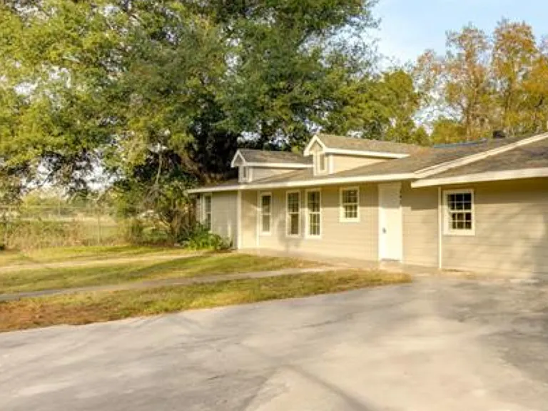 142 Azalea St — Photo 2