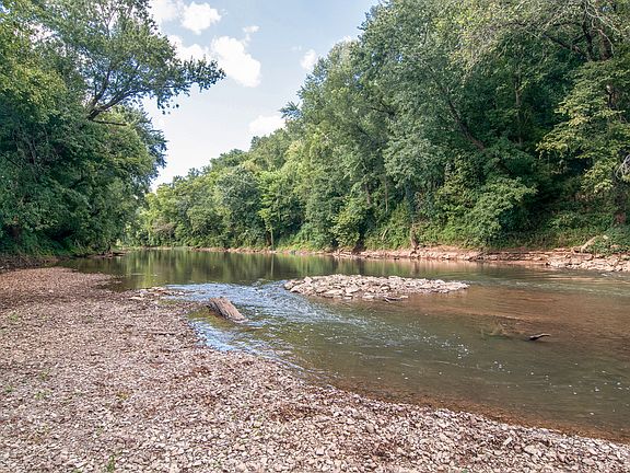 Backs up to the Red River