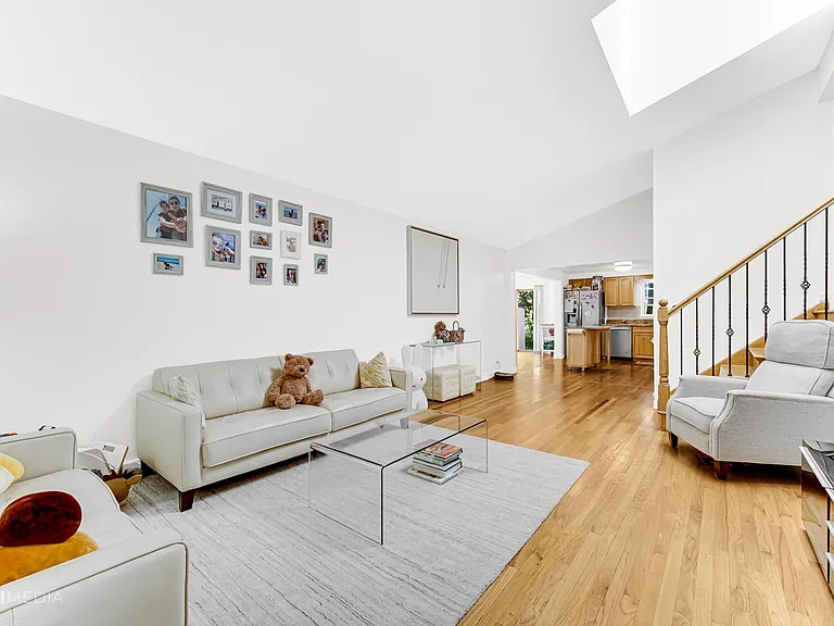 319 Park Dr — Photo 3