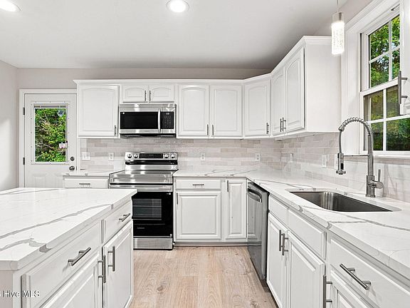 4th image of 224 Lyons Road