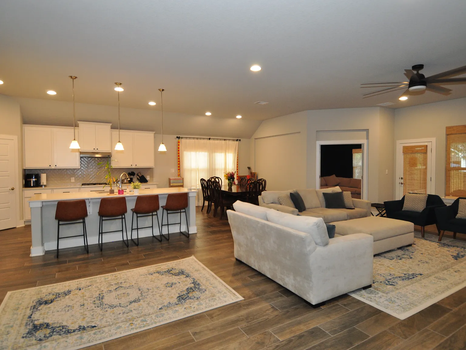 4 bed, 2687 sqft, $2,850 — Photo 4