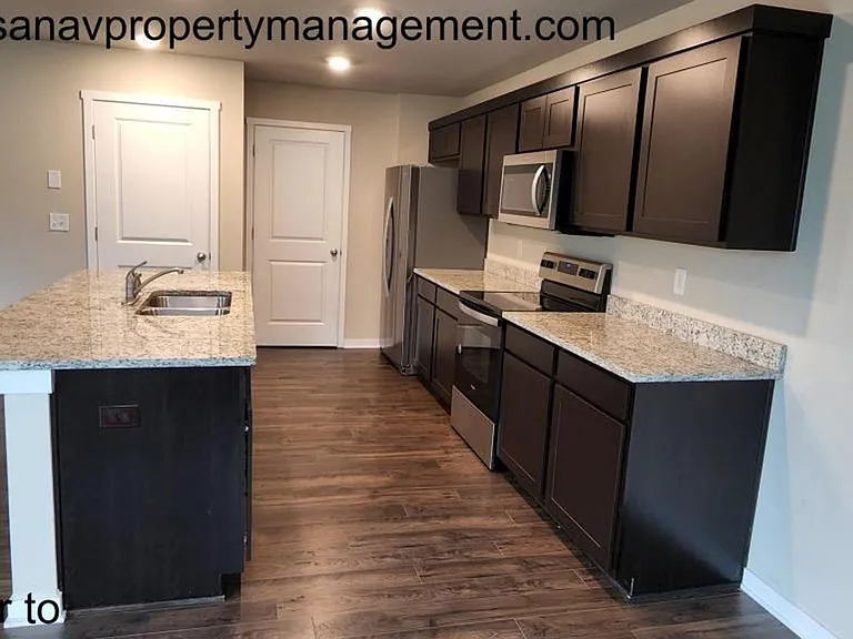 4202 NW Linwood Dr — Photo 9