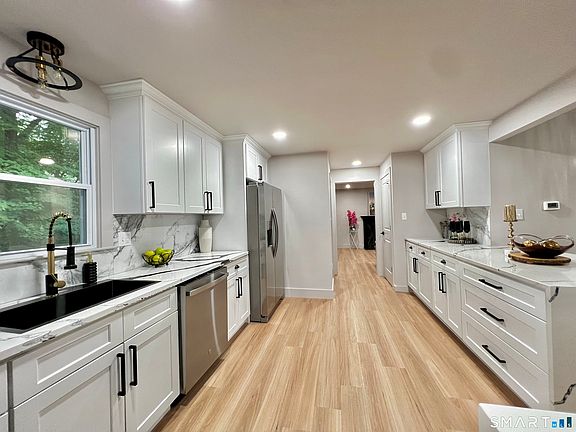 3rd image of 32 Forest Court North