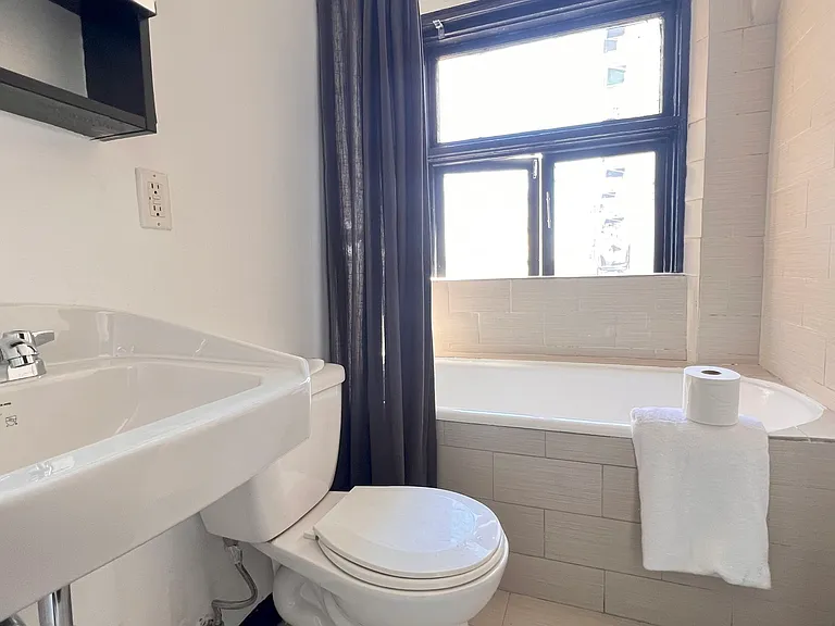 Hayward Manor Apartments — Photo 12