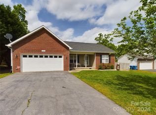 105 Pine Meadows Cir, Hickory, NC 28601