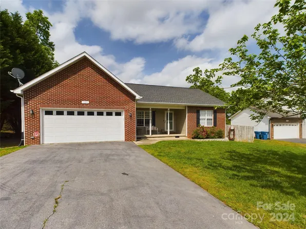 105 Pine Meadows Cir, Hickory, NC 28601