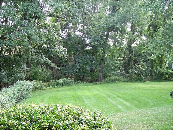 4th image of 105 Darlene Dr