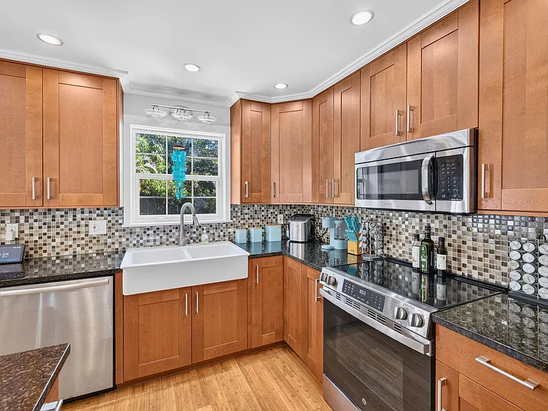 601 NE 14th Pl — Photo 15