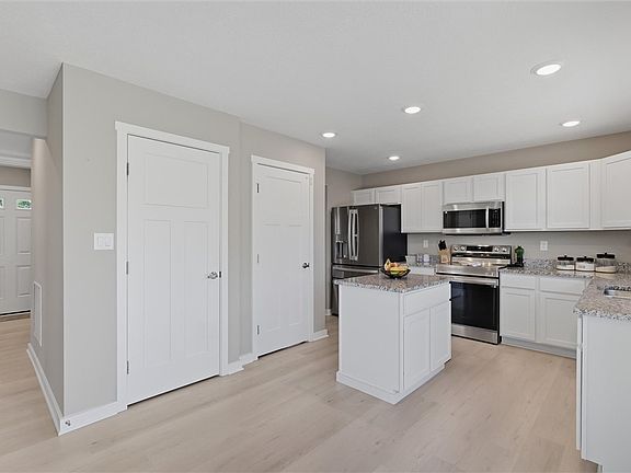 4th image of 714 Dahlia Dr