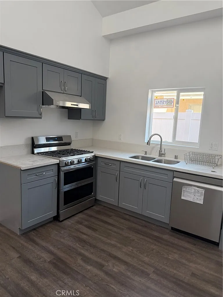 2 bed, 500 sqft, $2,300 — Photo 4